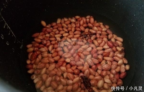 花生不用炸不用煮，这样做简单又美味，每周吃几次，清热又降火