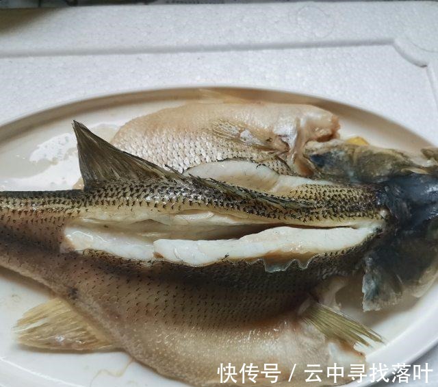 一道味道鲜美的清蒸鲈鱼，鱼肉鲜嫩！
