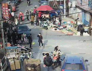 |搞笑GIF:刚开始挺淑女的,没想到也是个逗比!