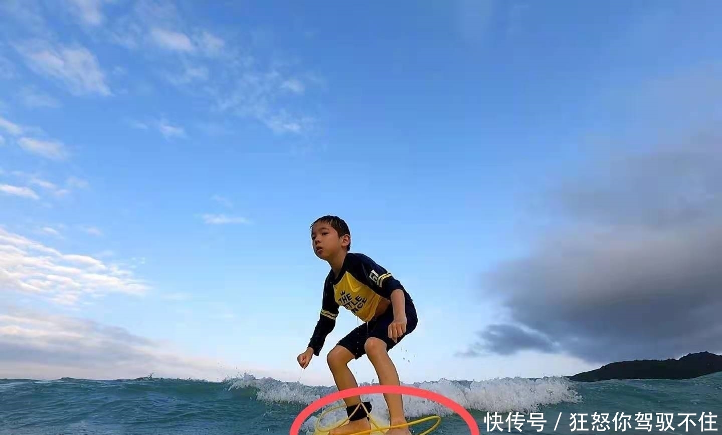 杜江与嗯哼冲浪曝光,嗯哼右脚边的东西却惹争议,该不该佩戴?