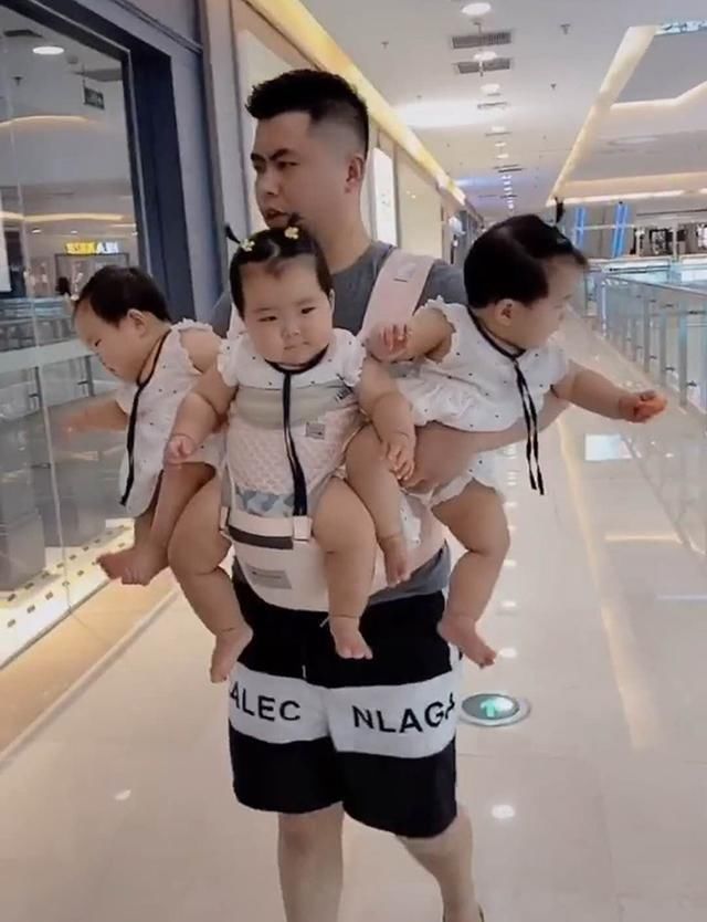 宝宝们|爸妈带仨娃逛商场,爸爸怀抱成必争之地,妈妈坐小推车不香吗