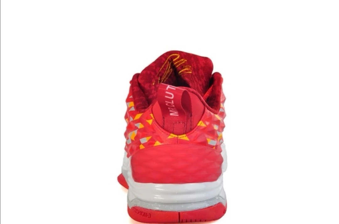 你敢相信!球星签名鞋第一代就有大底碳板!