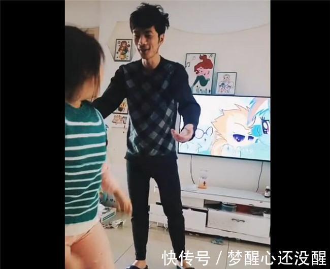 e20|5年级女儿考试第一名,想要爸爸抱却被现实打败,妈妈在一旁抹泪