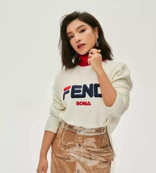 圆脸就放弃“黑长直”吧！换上这4种发型，气质变得更高级了！