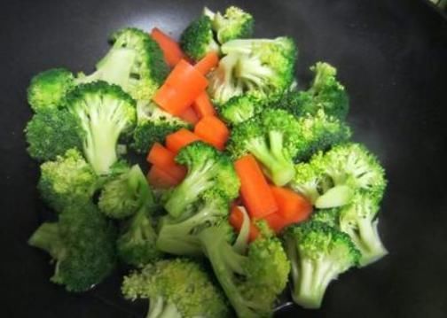 污垢|西兰花用清水越洗越脏,教你3个妙招,虫卵污垢全都自动跑出来