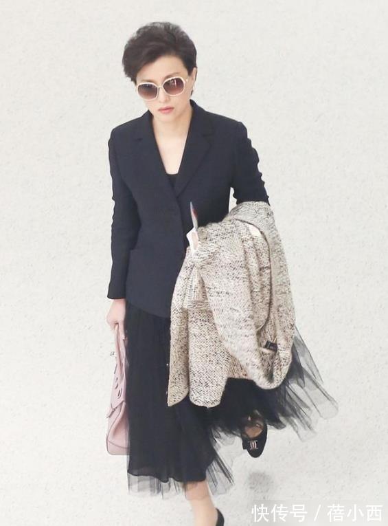西装|杨澜穿衣从不“装嫩”，穿黑西装内搭白衬衫，骨子里透着高级感