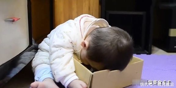 1岁萌娃的睡功了得,妈妈叫醒后,被萌娃的反应笑喷了