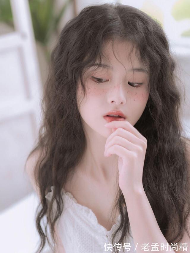 美女 美女穿白色连衣裙就是很好看,仙气十足,干干净净,让人喜欢