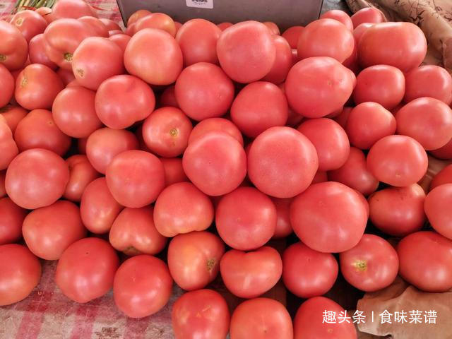 买西红柿要挑“母”的,从顶部一眼就辨出,沙甜多汁,小技巧管用