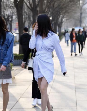 美女搭配一字肩,黑色的紧身牛仔裤,散发迷人的女性魅力