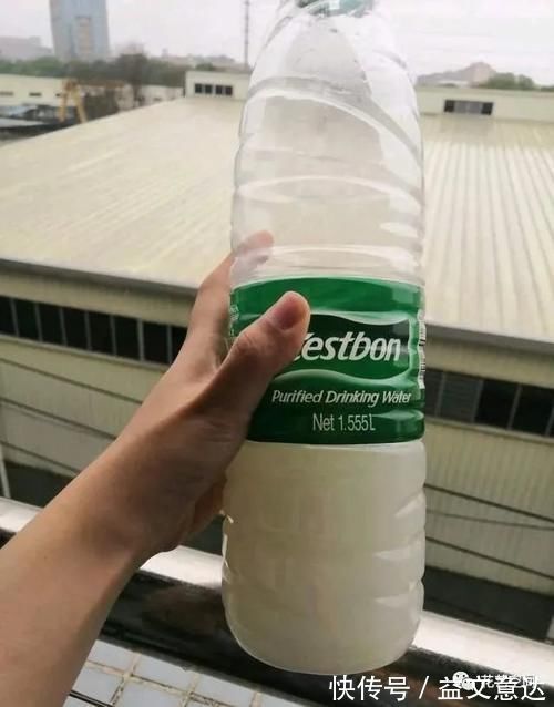 邻居李爷爷，用一堆垃圾养花，不到一年，阳台变成小花园！