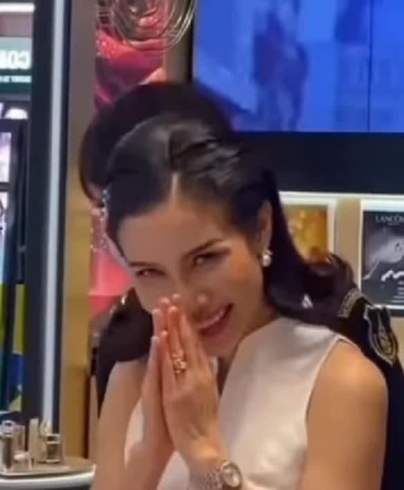  漂亮|诗尼娜贵妃被曝出丑照，旧照片一点都不美，这说明什么问题？