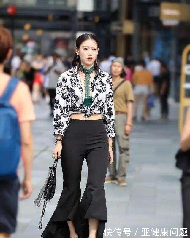 打底裤 白色交叉上衣搭配灰色打底裤,舒服又个性,适合走休闲路线的女生!