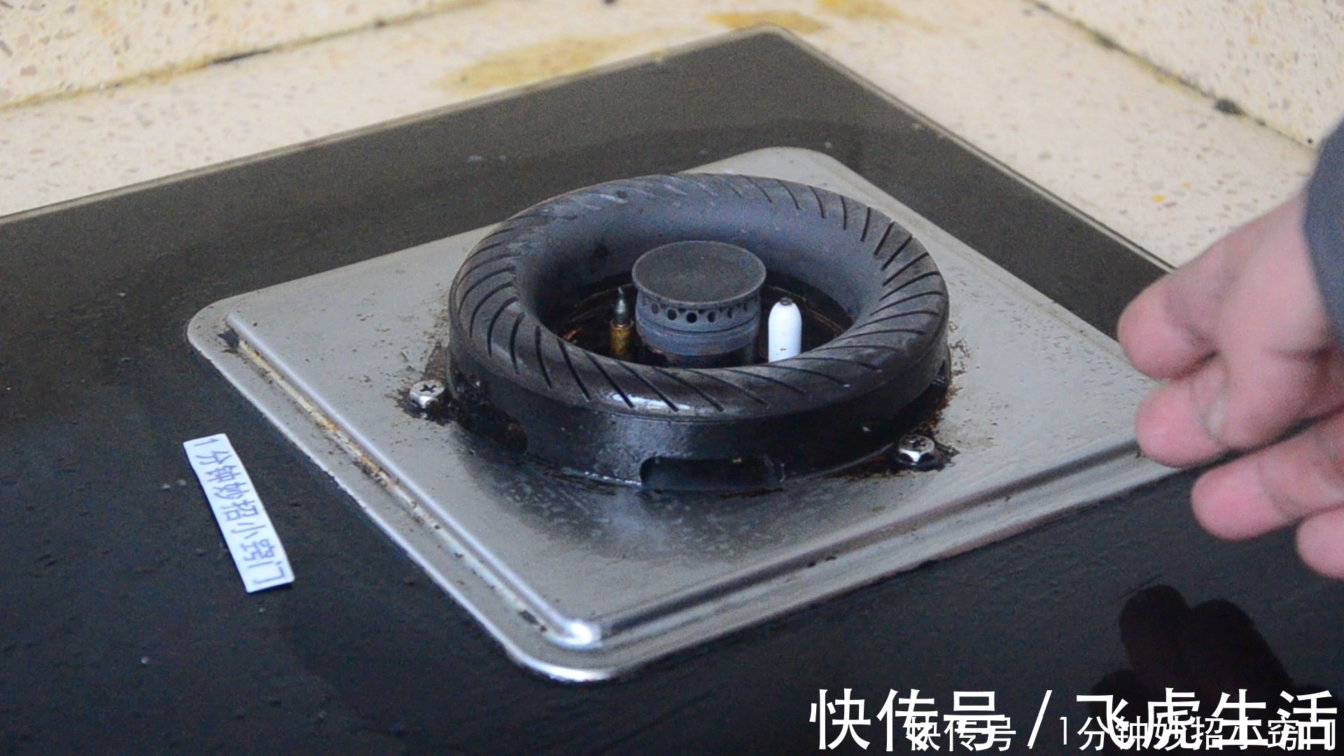 把1个牙膏挤在生姜上,真是实用,很多人都还不懂,看一看