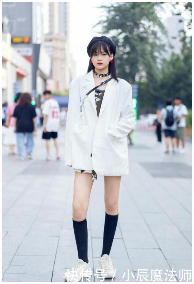 街头美女的时尚穿搭,不同的造型展现不一样的气质,高雅又调皮