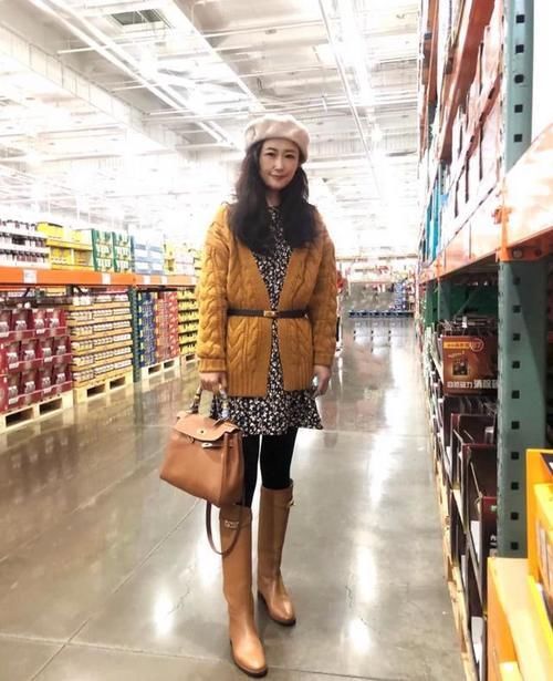 针织开衫上加精致小腰带，别有一番风味，仿佛整个人都缩小了一圈