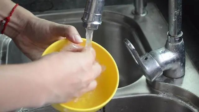 快递里的“气泡垫”别扔啦!放卫生间、厨房特实用,一年能省不少钱!