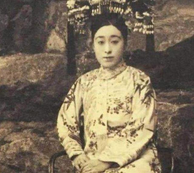 美女|晚清最美女官，曾给慈禧跳舞，晚年风姿依旧，活了84岁！