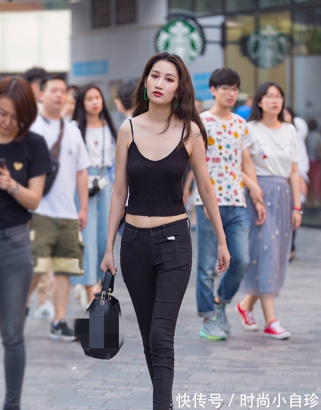 女装 黑色上衣搭配长裤，设计感十足，凸显独特美感