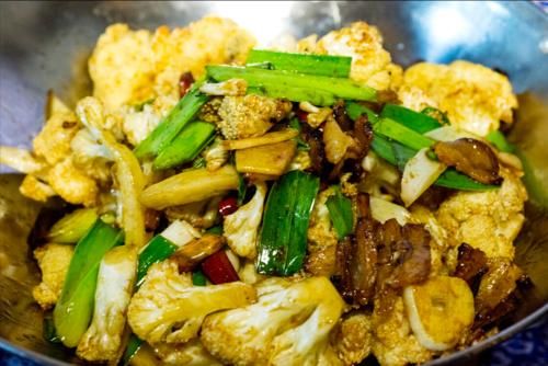 入味|炒花菜，过油还是焯水？都错了，教你一招，花菜香香脆脆很入味