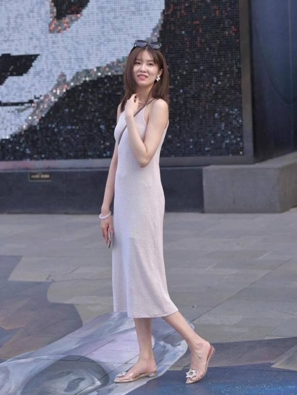 简约的白色吊带裙，穿出温婉知性的美，气质优雅又落落大方