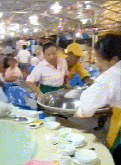 |搞笑GIF:凉皮加凉面,据说吃起来很爽的感觉