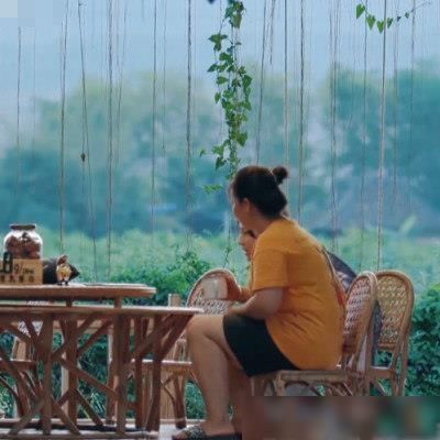 靠近 村妇主动靠近张子枫时,谁注意子枫下意识反应素质装不来的