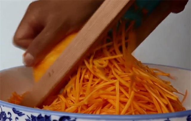 陕西|教你在家做陕西特色小吃滋卷,皮薄如纸,越吃越香,做法超简单