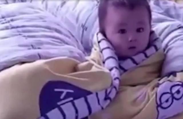 睡眠时间|妈妈在睡觉,小宝宝独自一人看电视,网友这届家长不好带