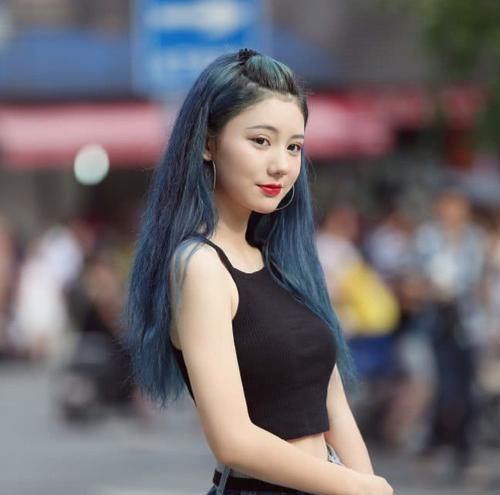 青春活力|街拍小姐姐白色休闲衫搭配黑色打底裤,很显青春活力的气息