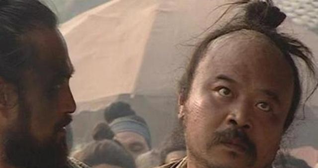 外乡人&杨志被泼皮牛二戏弄,为何不当场揍他其实这正是杨志聪明的一面!