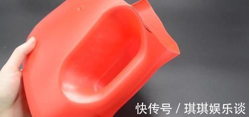 空洗衣液瓶子别扔了,改造一下,秒变塑料袋防勒手神器,太实用了