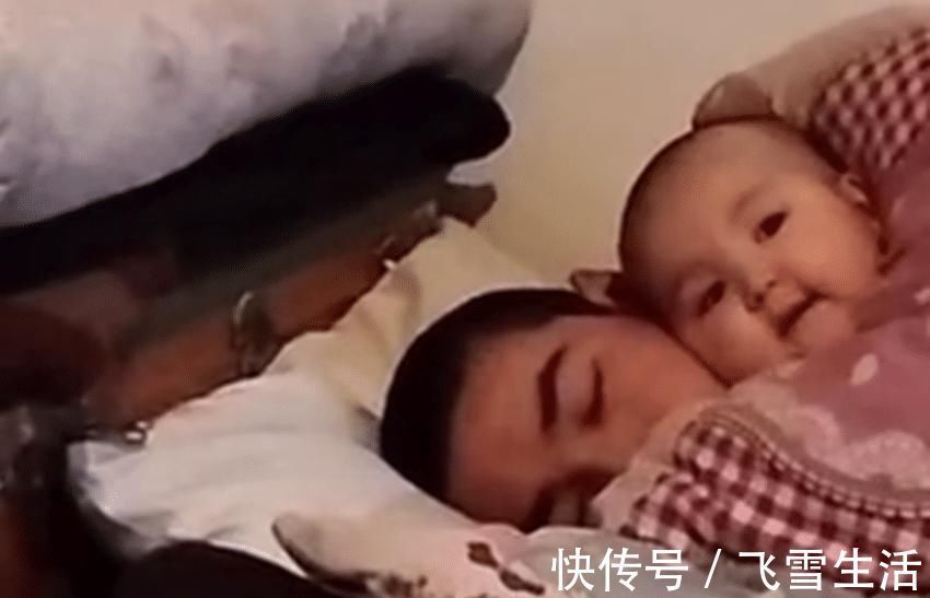 萌娃|萌娃变身亲爸的“暖宝宝”火了,网友:这睡姿也太适合冬眠了吧!