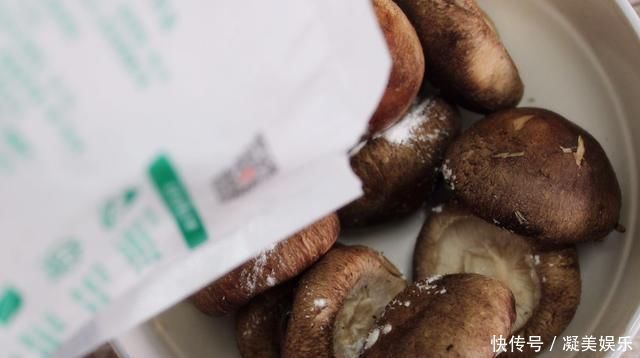 清水洗香菇,和没洗一样,教您一招,脏东西和小虫子自动溜走