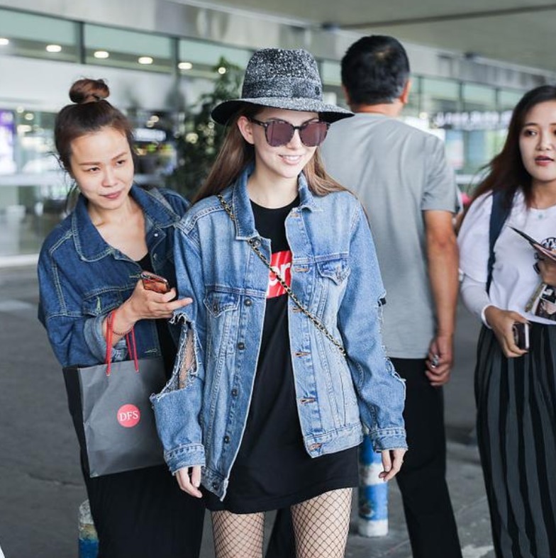 连衣裙|昆凌不愧是天王嫂,牛仔外套搭渔网袜个性洋气,漫画腿绝了