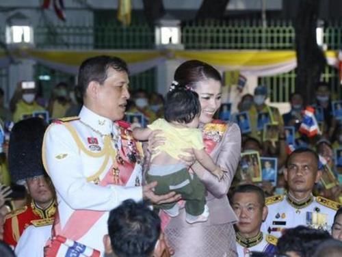 母亲|42岁苏提达是好母亲将小女孩高高举起,担心被奢华腰封划伤