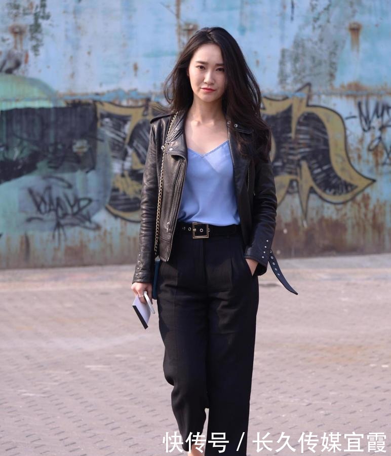 单鞋|七分直筒裤，搭配细高跟单鞋，配上黑色皮夹克，有质感还有气质