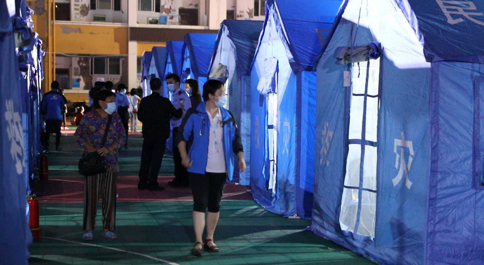 安置|海报直击丨泸州震后首夜：安置点有餐食有医生，孩子们在帐篷里读书