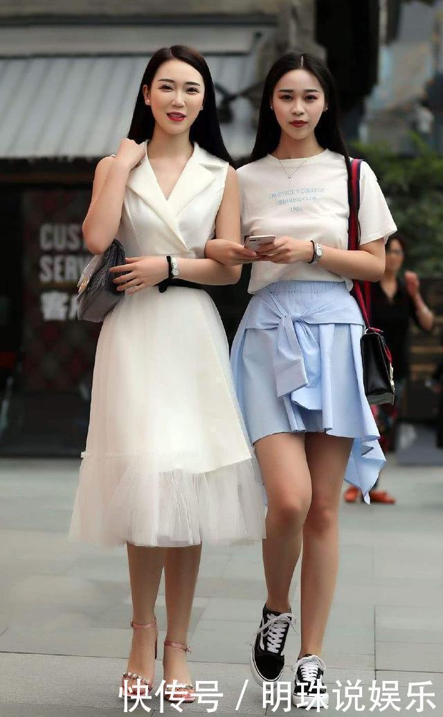 街拍|街拍两位穿搭时尚新潮的小姐姐,肌肤如玉,尊贵优雅显大气