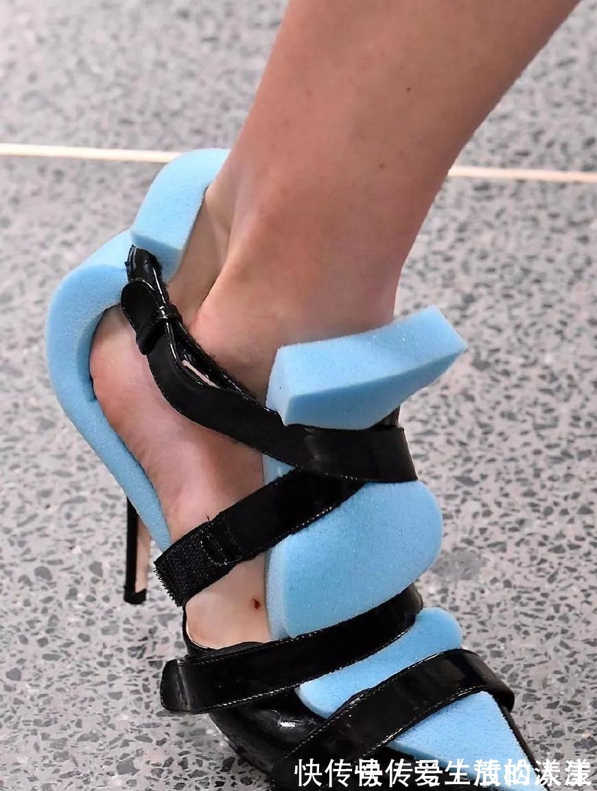 克里斯托弗 高跟鞋竟放“刷碗海绵”, 不磨脚只卖800英镑值吗!