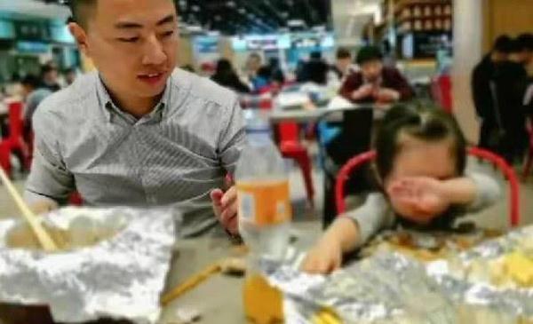 果汁|“掩耳盗铃宝宝”意外走红,妈妈不让喝果汁,女儿捂着眼睛偷偷喝