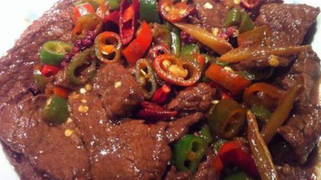 美食推荐小炒牛肉，剁椒炒鸡胗，香菇肉片，辣子鸡的做法