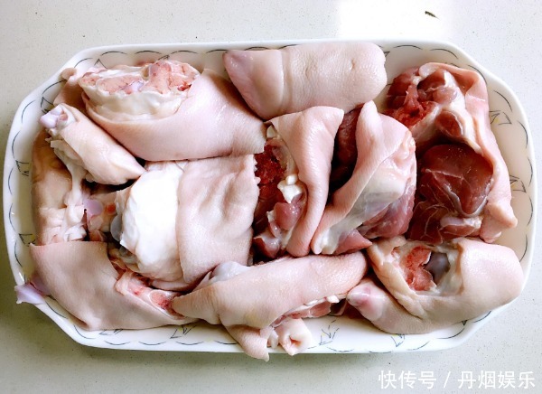 炖猪蹄时,光焯水不行,教你一招小技巧,猪蹄炖好没腥味,香喷喷