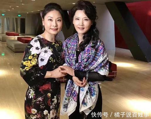 57岁何赛飞不装嫩,"奶奶裙"搭凉鞋气质优雅,中国大妈该学一学