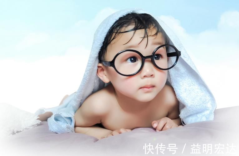 宝宝|宝宝到处爬很危险要阻止吗 爬行对发育有好处,这样鼓励才正确