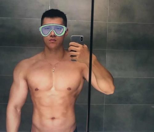 合照|大鼻子肌肉男因合照走红,大长腿腱子肉身材,一餐吃9个鸡蛋