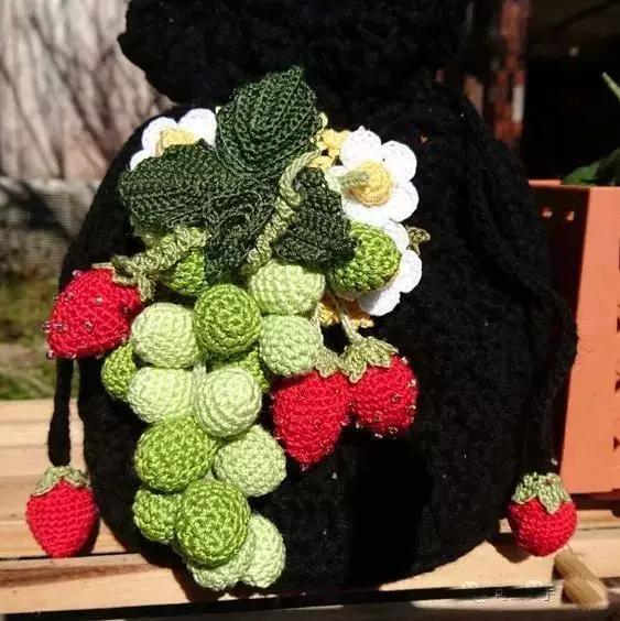 小花片 55款超美的钩花包包,只要会钩不同的花,拼缝在一起,就能做出