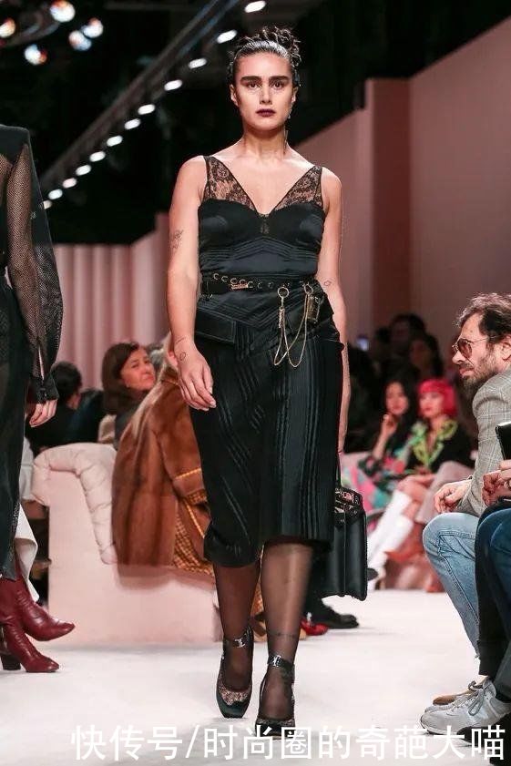 蕾丝|最美大码model登上时装秀，自信释放女权自由，美和真实令人惊艳