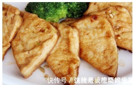 给君子兰浇水时加点料,一月用2次,叶子油绿有光泽。