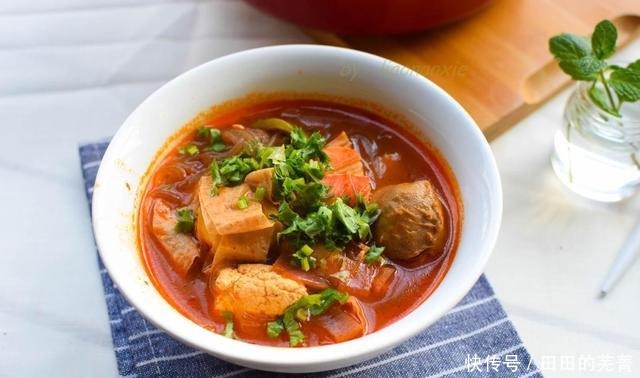 天冷|天冷就爱这一锅,端上桌还咕嘟嘟冒着热气,想吃啥锅里都有